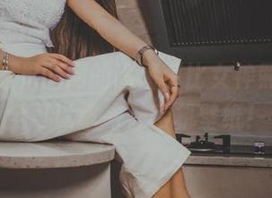 看！这是果团网的高清芭比女神照片，完全可以拿来做手机壁纸！