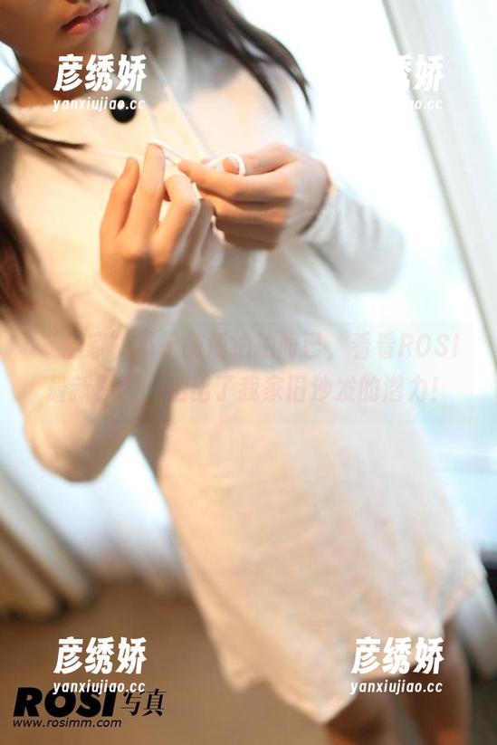 ROSI “居家”不是随便拍拍而已,看看ROSI最新原图,拍出了我家旧沙发的潜力!