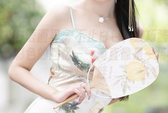 XIAOYU语画界 – 不止白色！波巧酱图集里还有彩色的回忆——简直像是一场色彩的派对，哇！