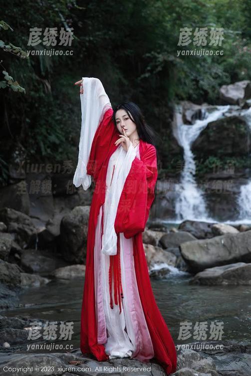 Xiuren秀人网 - 草莓zz的‘美足’作品全解锁：你绝对想不到她的脚还有这绝世风采！