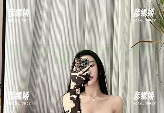 微密圈 - 一不小心在线点开不爱笑的赛琳黑丝连体，原图里的那种氛围，真是太微妙了！