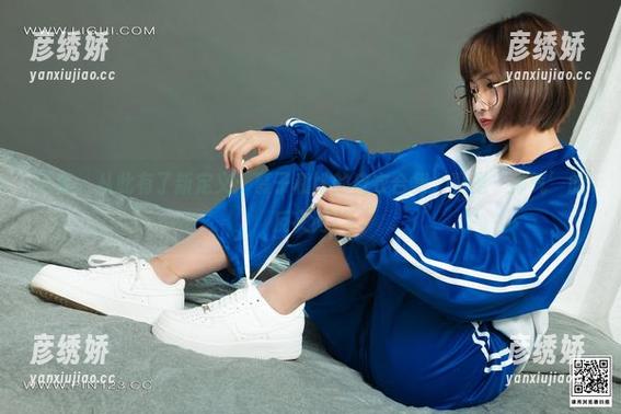 丽柜-慕子 丽柜 - 从此有了新定义:慕子和她的皮衣合集,真是‘帅气’的反义词!