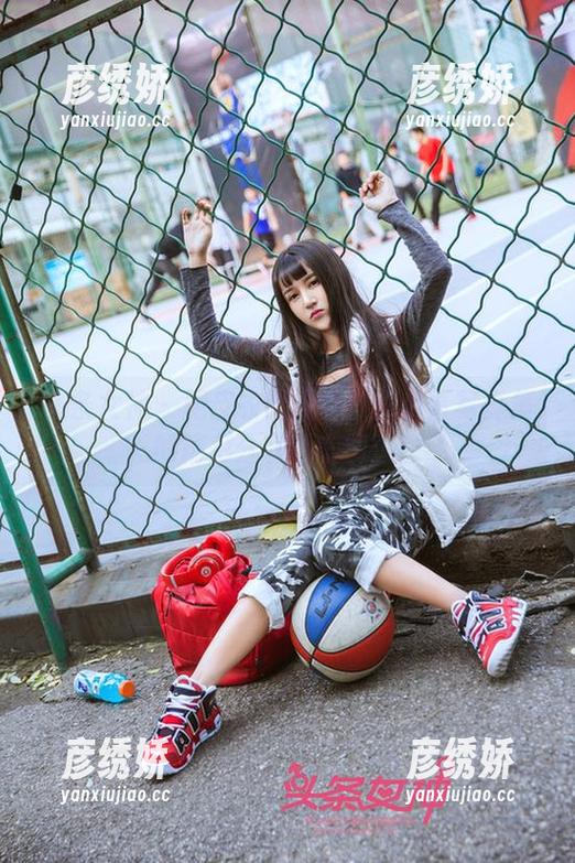 头条女神-艾小青 头条女神 - 用皮衣讲故事:艾小青写真集的精彩分享不容错过!