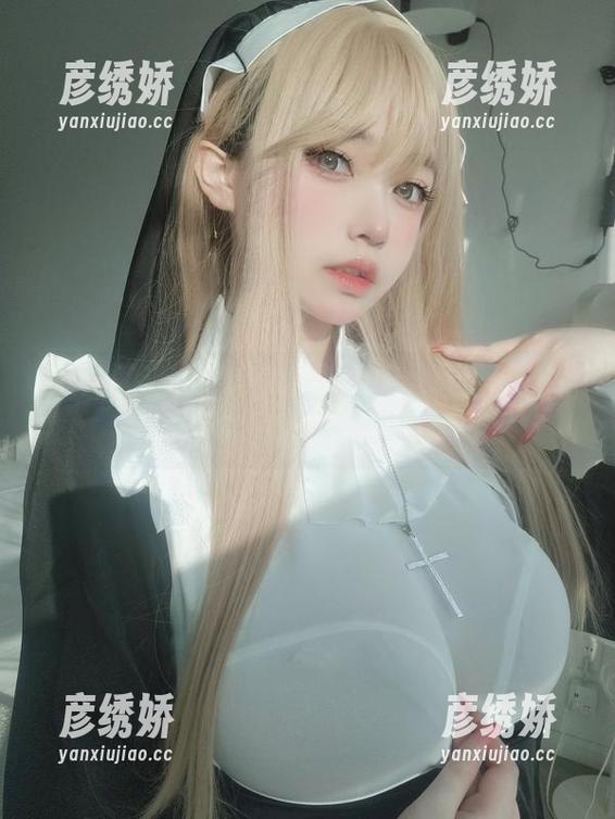 女主K的丝袜COS合集：从不羁到优雅，风格大变身