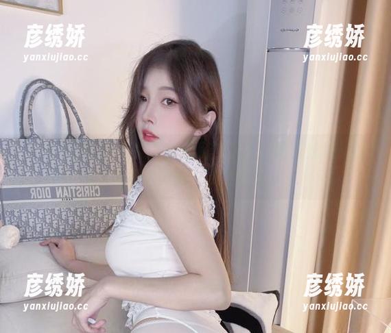 小小奶瓶儿 谁能拒绝小小奶瓶儿的私房作品?白色蕾丝这样的小细节真是一种治愈呢。