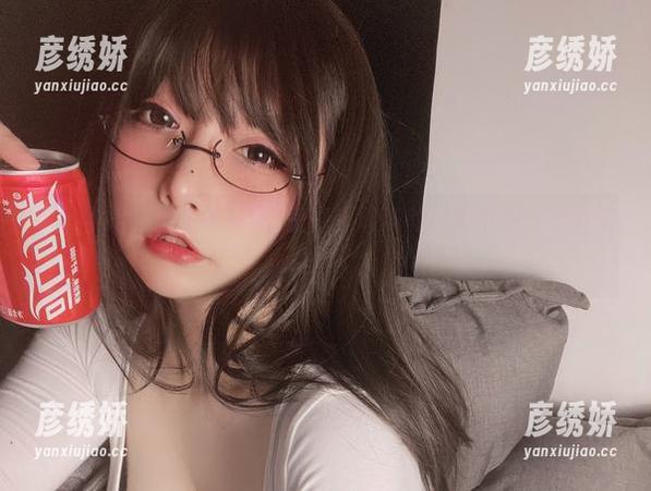 小泉学姐吖的连体衣HD呈现，满满的‘吸引力’谁能拒绝？