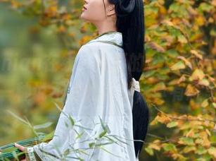 年年Nnian在线：自摄的粉色内衣，总给人一种说不清的吸引，真有意思。