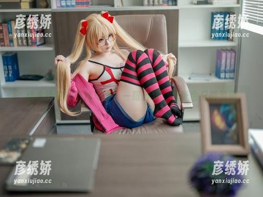幼水铃衣的空姐写真：一眼万年，壁纸也只能追随