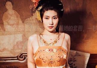 穿上星澜是澜澜叫澜妹呀的秘书装，下载她的套图，一秒仿佛也成了职场女神！