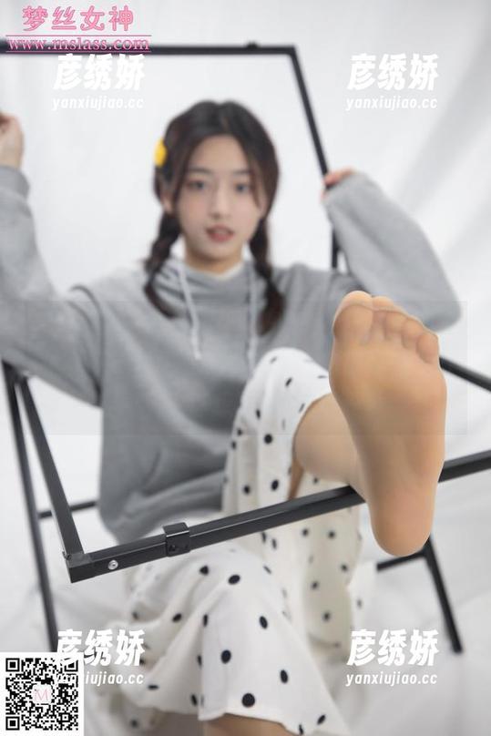 梦丝女神 - 一张原图，晓晓的这袜子薄薄的，真有点儿暧昧的感觉，作品真的是让人浮想联翩啊。