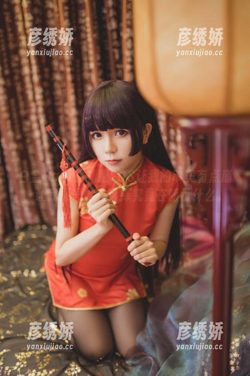 白金Saki的礼服COS让我的审美有点崩，让我深思她的选择究竟在暗示什么。