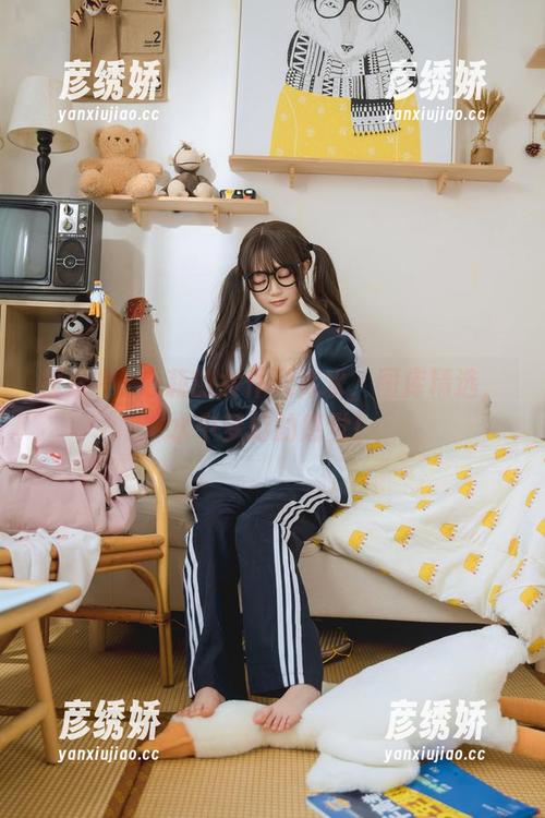 探索神沢永莉的女仆死库水，图库精选，水中梦幻的感觉！