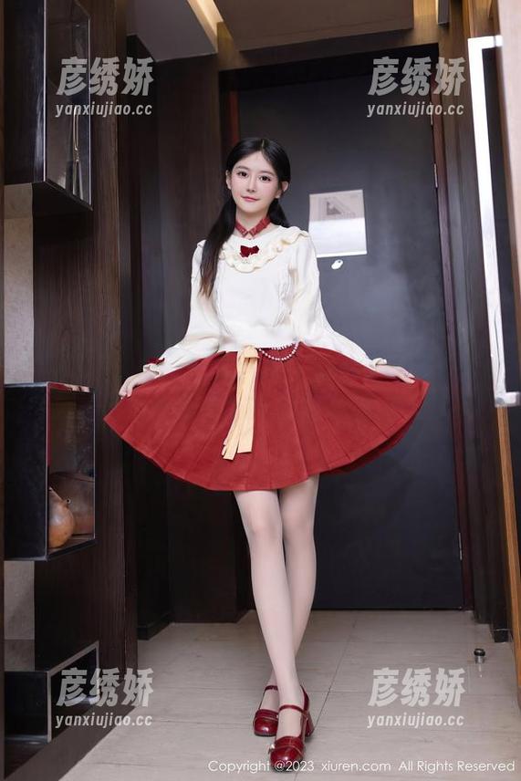秀人网-养乐多Doll 秀人网 - 吊带图集探秘:跟着养乐多Doll一起走进夏日的轻盈
