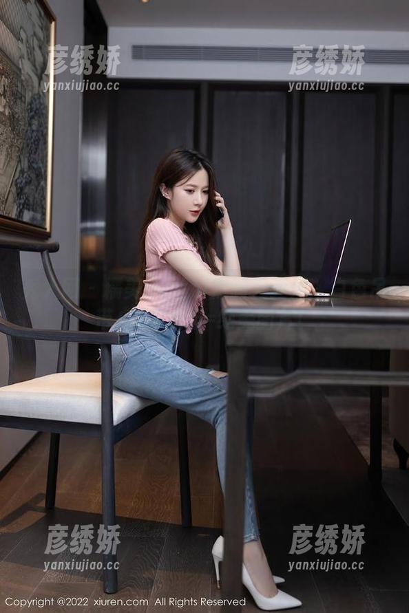 秀人网 - 糯美子mini定制三亚风：白色吊带+居家女友=绝美图片！