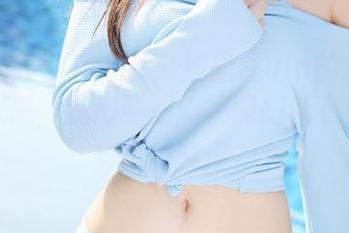 美媛馆 – 图库分享：绮里嘉ula的连衣裙让我深思，我们到底能不能把所有风格都穿出新高度？