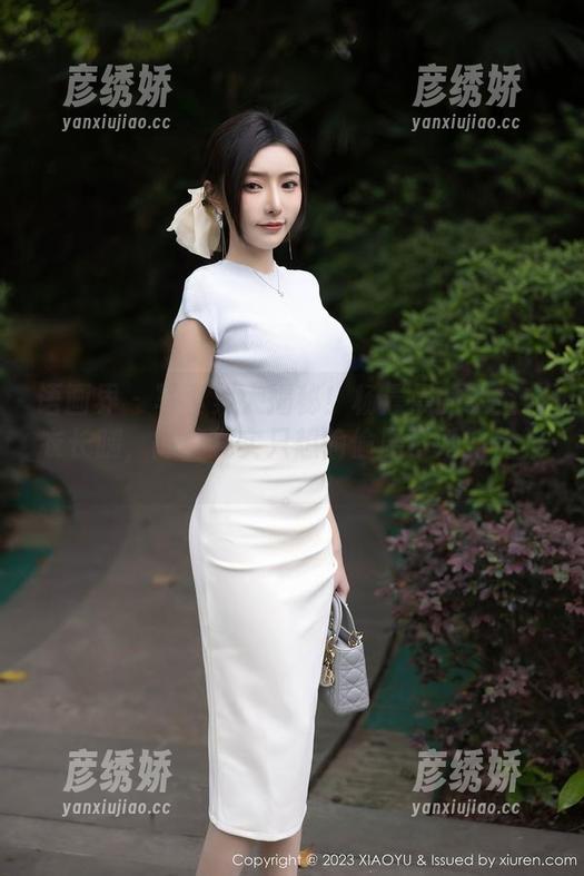 语画界-杨晨晨 语画界 - 写真集大揭秘!杨晨晨的镂空内衣长腿,高清其实只想偷偷展示她的优雅。