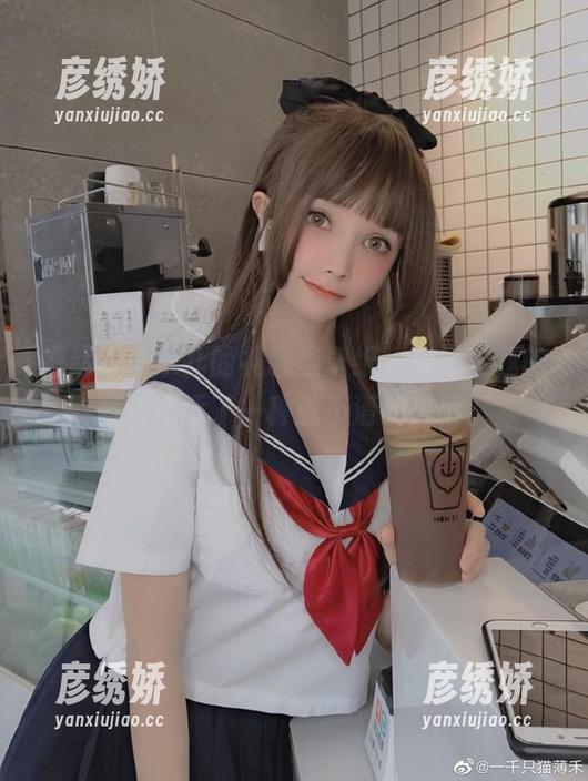 把超级小禾儿的礼服当壁纸，真是给我的桌面增添了一种说不清的风情。