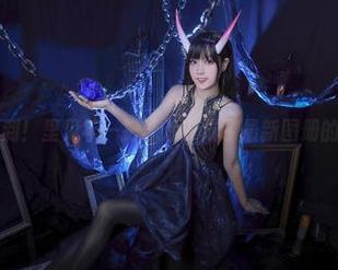 你绝对想不到！里见年一把泳池变成了最新图册的‘游乐场’