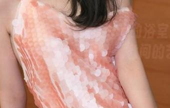 青豆客 – 陈嘉瑶AYomiabe的浴室图包：水珠滑落的瞬间，真的是无意间的艺术吗？