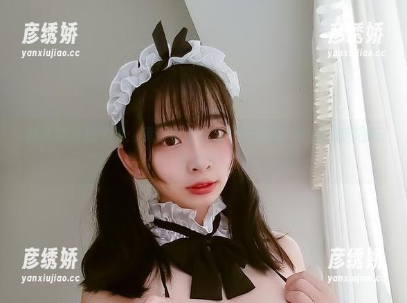 韶陌陌学妹写真：我还以为只会看到自拍，没想到这墙纸够惊艳！